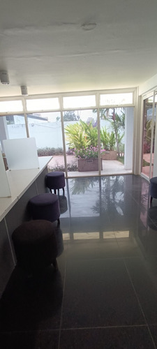 Casa Comercial En Alquiler En Lechería. Negociable