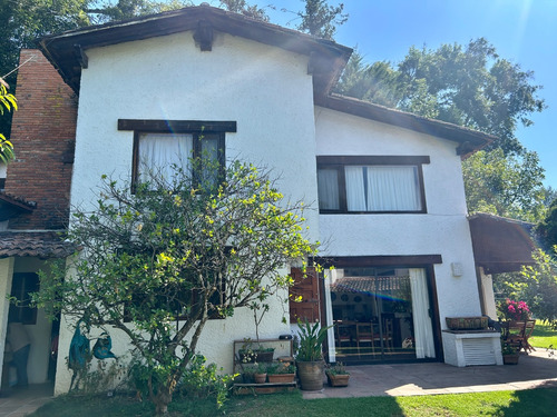 Casa En Condominio Con Alberca, Cancha De Tenis, Jardines. Excelente Ubicación