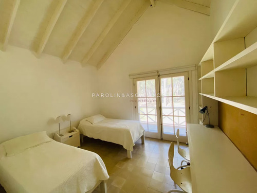 Casa En Venta De 3 Dormitorios En Barrio Privado, Laguna Blanca