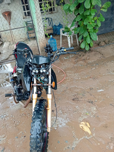 Motocicleta Negra, Con Detalles Estéticos, Motor Al 100