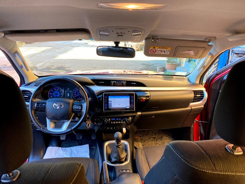 Imagen 4 de 11 de Toyota Hilux Srv 4x4