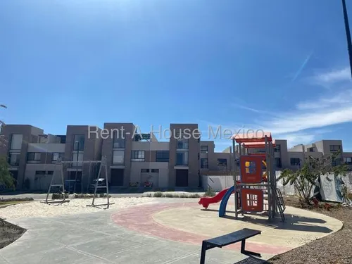 Casa Con Amenidades Y 3 Recámaras - Altos De Juriquilla. Renta
