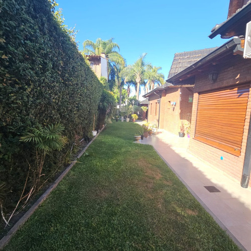 Excelente Chalet De 4 Amplios Ambientes Sobre Lote De 12,99 X 51, Con Garage Cubierto Para 3 Autos, Galeria Con Parrilla, Fondo Y Quincho. Excelente Estado. Nuevo Valor