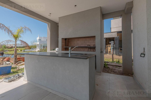 Casa Al Lago En Venta En El Barrio Acacias, Puertos / Escobar