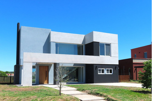 Venta Moderna Casa Estrenar Al Golf Pileta Cantón