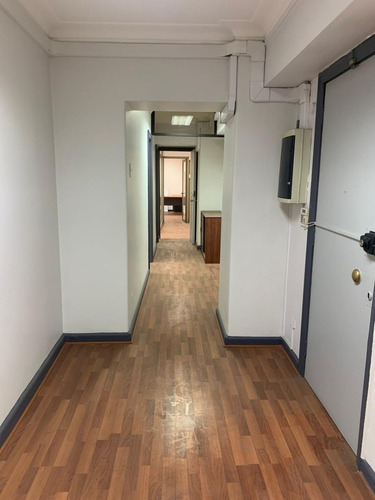 Imagen 7 de 21 de Oficina Centro Histórico De Santiago Con Mobiliario