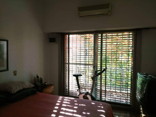 En Venta Hermosa Casa 4 Ambientes Con Cochera 2 Autos, Fondo Libre Y Quincho En Wilde Centro.