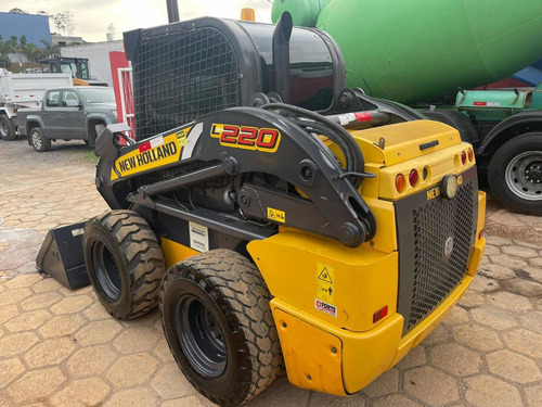 Imagem 5 de 10 de Mini Carregadeira New Holland 2018 L220b Cabinada