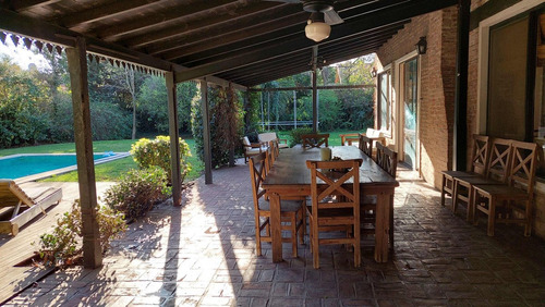 Venta- Casa Enorme Con Jardín Y Pileta, Hurlingham