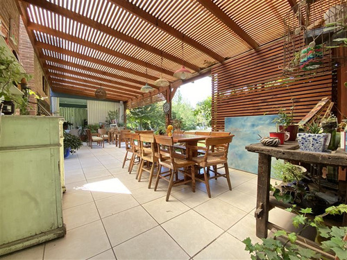 Casa En Venta De 5 Dorm. En Colina