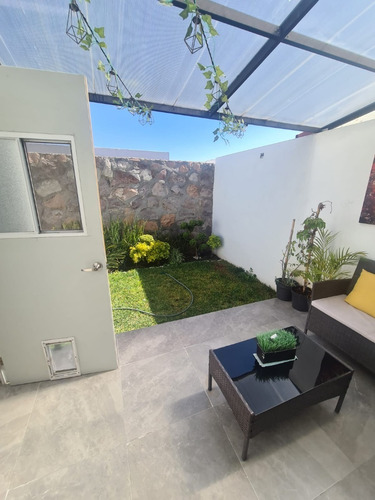 Imagen 6 de 20 de Casa En Venta. Zibata 3 Recamaras + Cuarto De Juegos Roof Garden .