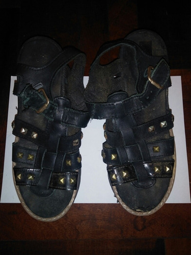 Sandalias Negras Con Abrojo Y Plataforma