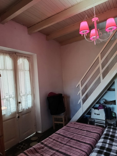 Casa De Época De 3 Ambientes, Desarrollada En Dos Pisos, Amplio Terreno, En El Centro En Alejandro Korn, Partido De San Vicente.