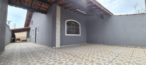 Imagem 3 de 13 de Linda Casa Pertinho Da Praia. Venha Conferir.