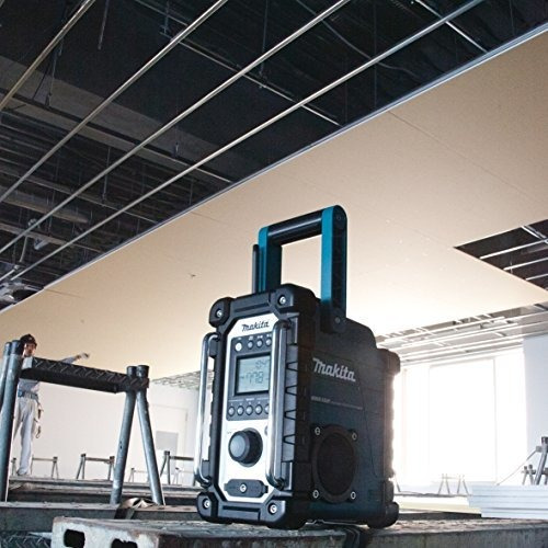 Radio Híbrida Multivoltaje 7,2-12-18-220 Volts Makita Dmr102