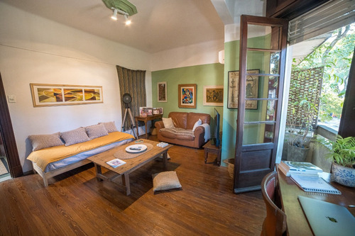 Dueño Vende Preciosa Casa En Punta Carretas. Ph, Planta Alta Super Luminosa, Con Ambientes Muy Muy Amplios. Excelente Estado De Conservación. Lista Para Entrar A Disfrutarla