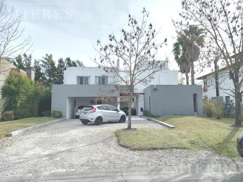 Casa En Alquiler A La Laguna En Los Castores, Nordelta