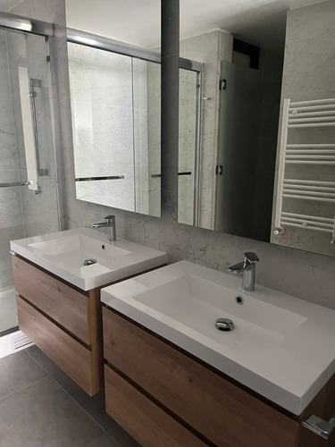 A Estrenar En Las Condes Hermoso E Iluminado Townhouse