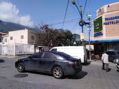 Casa Comercial De Dos Plantas En La Florida, Alto Transito Peatonal Y Vehicular, Para Cualquier Actividad Comercial, Agua, Cantv