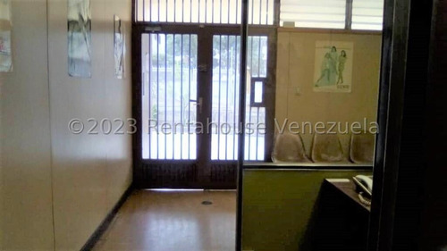 Edificio Industrial Con Mucho Potencial En Venta En La Yaguara Smb 24-10718 Yy