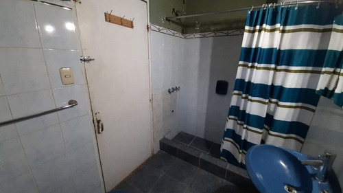 Imagen 4 de 14 de Hermosa Casa Con Amplia Barbaco Y Habitación En El Fondo.