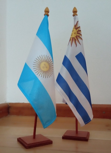 1 Bandera Argentina + 1 Bandera Uruguay Escritorio Souvenir