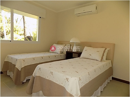 Casa En Playa Mansa - Ref: 5560