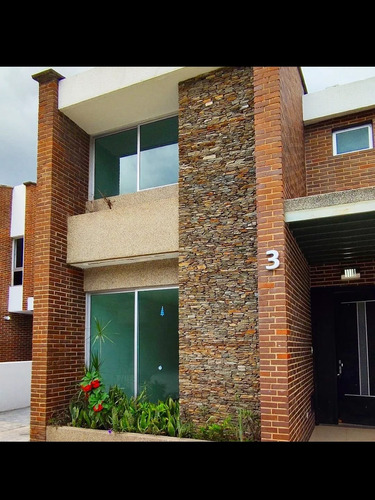 Se Alquila Townhouse En El Castaño. Maracay