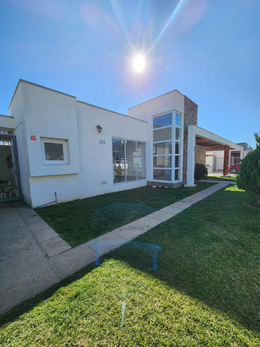 Se Arrienda Con Compromiso De Compra, Amplia Casa En Nogales