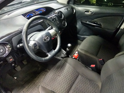 Imagem 6 de 12 de Toyota Etios Cross 1.5 16v Mec 5p 2014 Preto