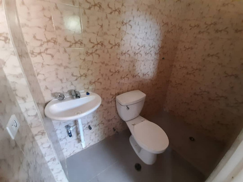 Imagen 11 de 19 de Frances Mijares Vende Edificio Comercial En La Candelaria 146616 04144990395