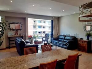 Imagen 3 de 14 de #22-9770 Bello Y Acogedor Penthouse Boleita Norte