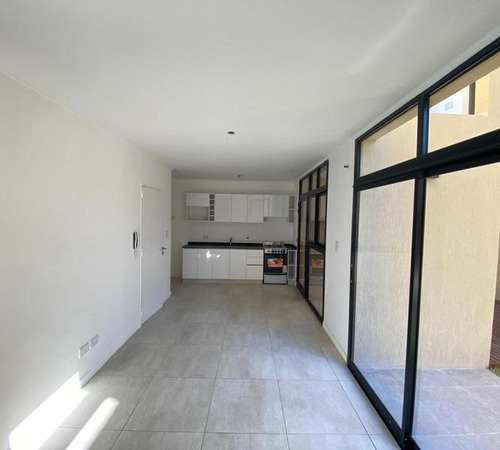 Imagen 2 de 12 de Complejos De Casas, 2 Dorm + Cochera. Fisherton