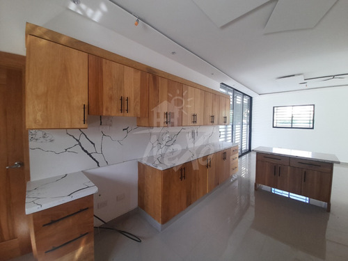 Interesante Casa Moderna Y Amplia En Venta Residencial Cerrado, Santiago Hfc-219