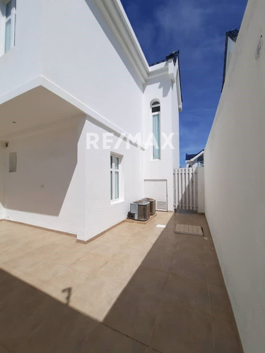 Imagen 2 de 14 de Town House En Margarita