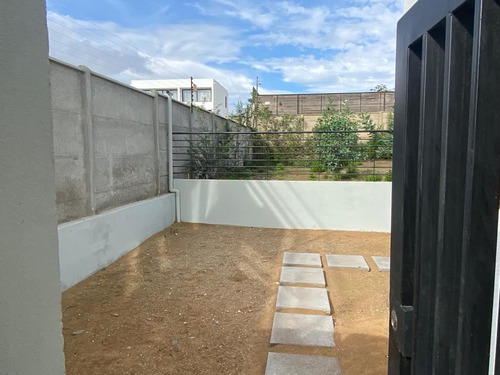 Casa En Venta De 4 Dorm. En Concón
