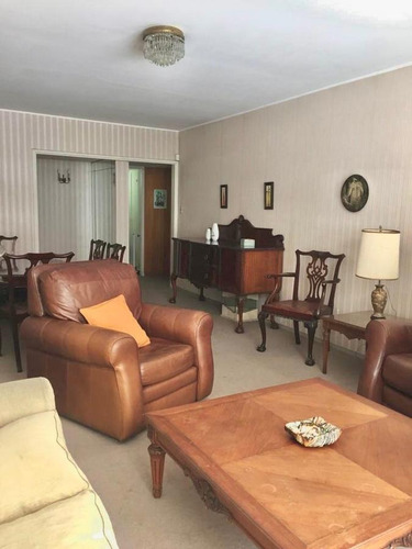 Venta Apartamento Tres Dormitorios Y Servicio Metros Rambla Pocitos