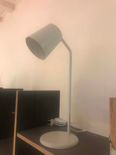 Lampara Portátil De Mesa En Color Blanco Con Led