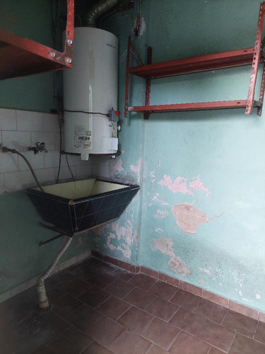 Casa En Lote Propio Con 2 Dormitorios, Entrada Auto, Jardín, Terreno, Lavadero Cubierto, Amplio Galpón