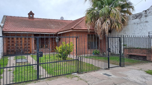 Casa De 2 Dormitorios En Venta En Los Hornos La Plata