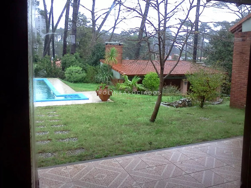 Casa En Venta De 3 Dormitorios En Barrio Cantegril, Punta Del Este.