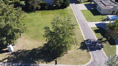Lote En Esquina En San Eliseo Golf, Fondo Orientado Al Nor Oeste
