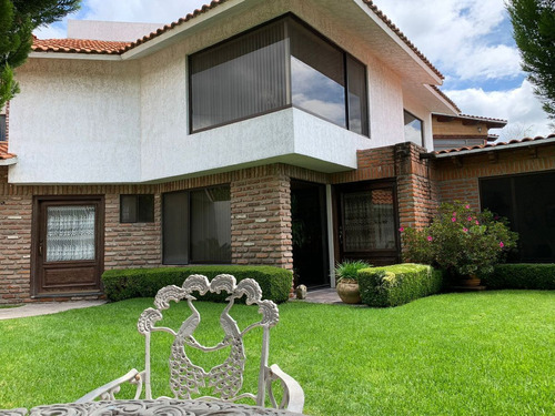 Casas En Venta En Loma Dorada: 3 Recamaras, Jardín, 3.5 Baño