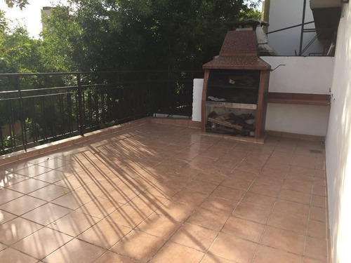 Casa En Triplex 6 Ambientes Cochera - Terraza - Parrilla