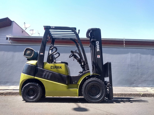 Empilhadeira Clark 2,5t * Torre Triplex * 2010