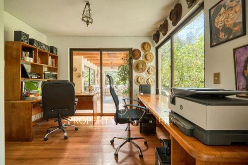 Acogedara Casa En Gran Terreno Y Maravilloso Jardí...