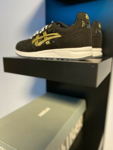 asics negras y doradas