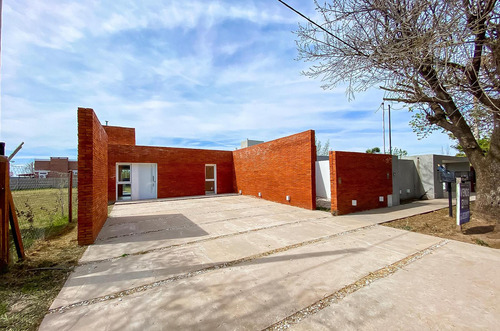 Casa Dos Dormitorios Cochera Patio  Funes Town