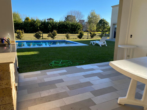 Casa En Venta En Barrio Cerrado Santa Ana Moreno