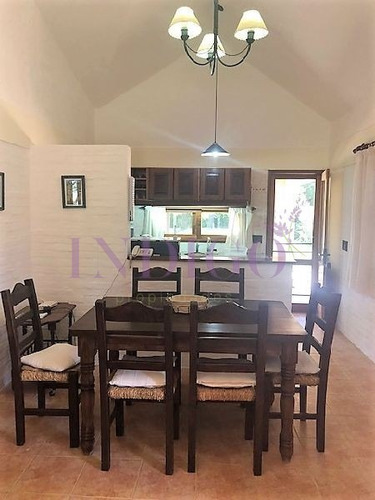 Cómoda Casa En Alquiler En Manantiales, Amplio Jardín Con Buen Parrillero.- Ref: 330